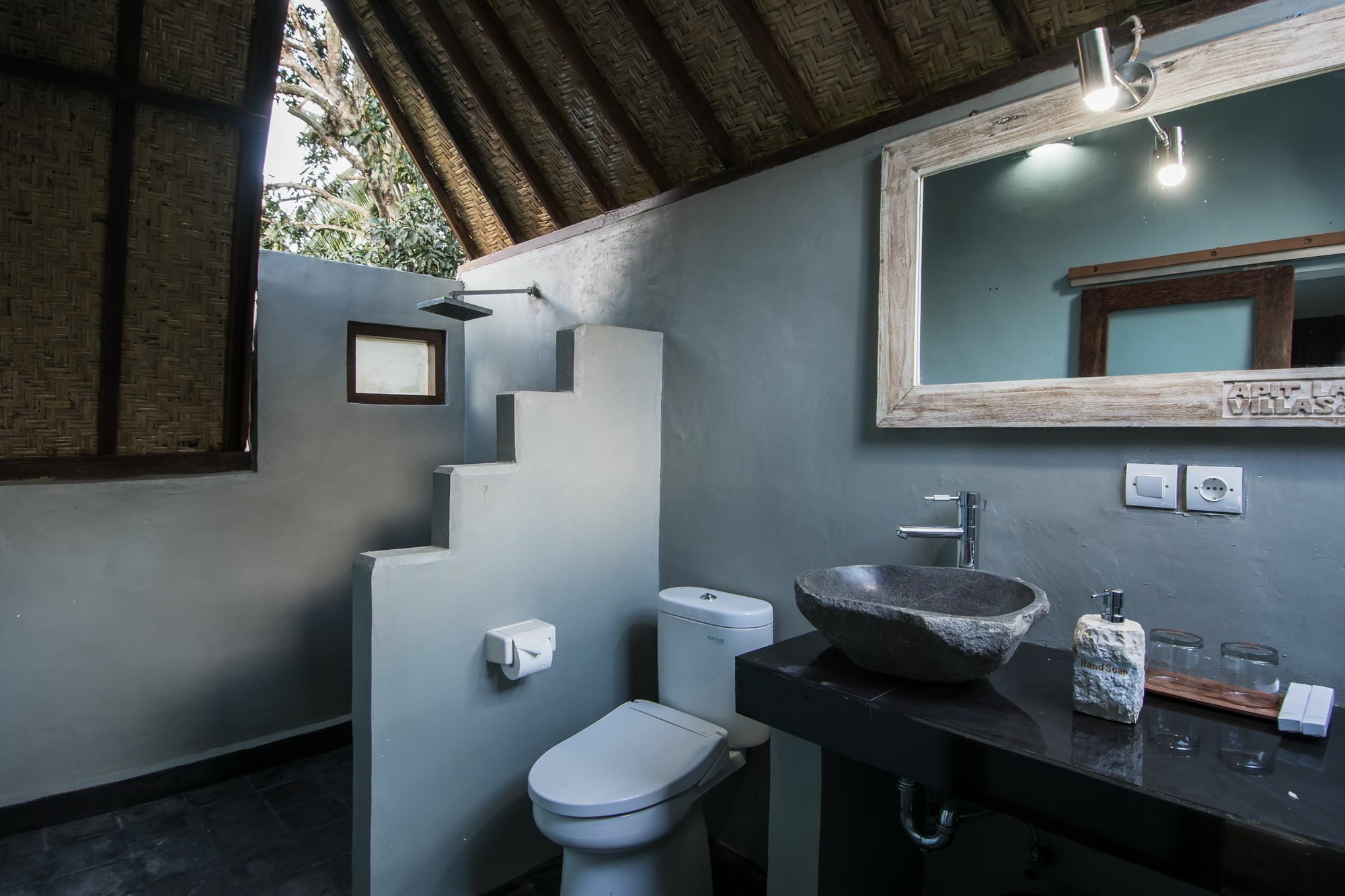 Apit Lawang Villas & Resto Batununggul Exterior foto
